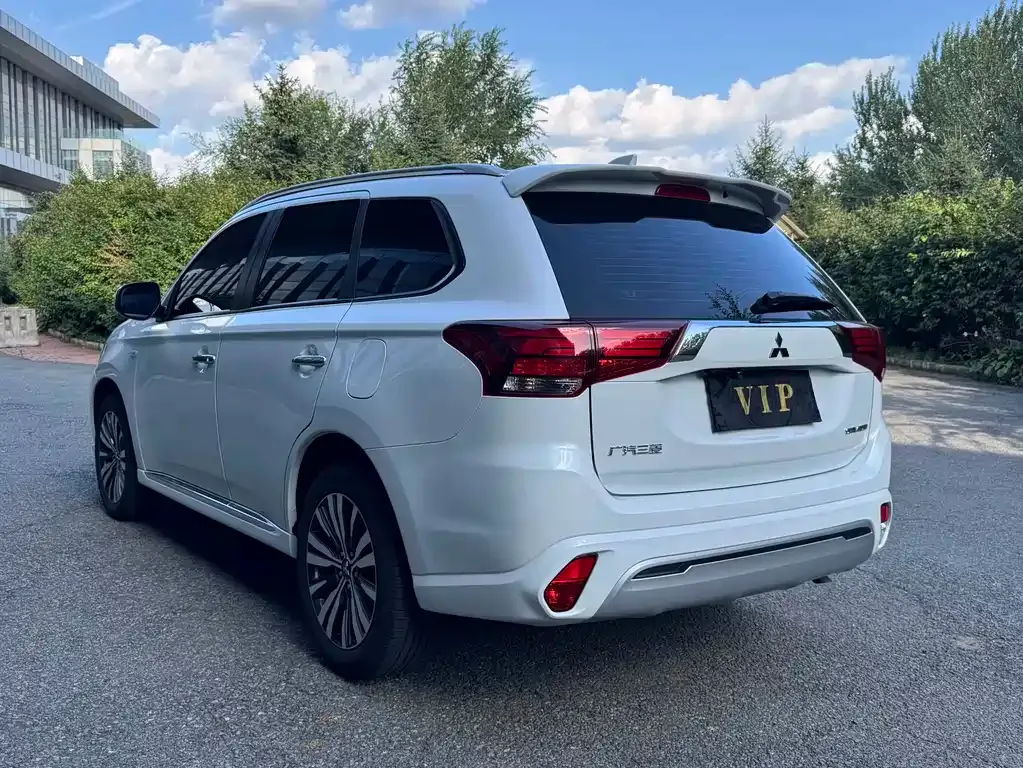 Mitsubishi Outlander — фото 8