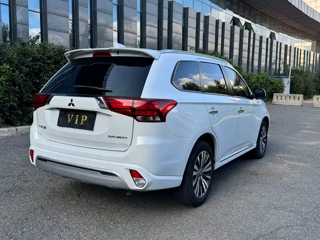 Mitsubishi Outlander — фото 7