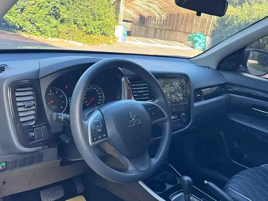 Mitsubishi Outlander — фото 2