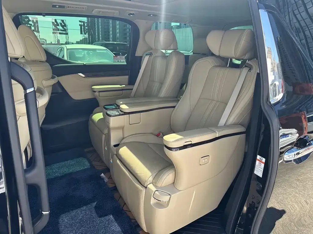 Toyota Vellfire — фото 2