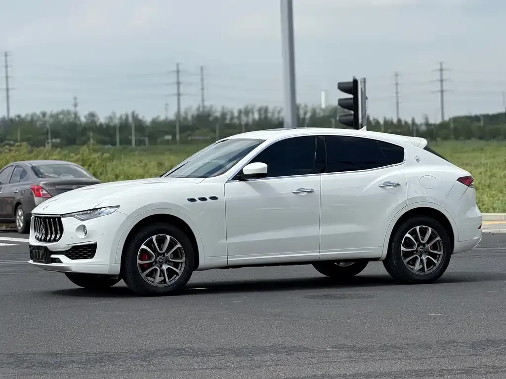 Maserati Levante — фото 1