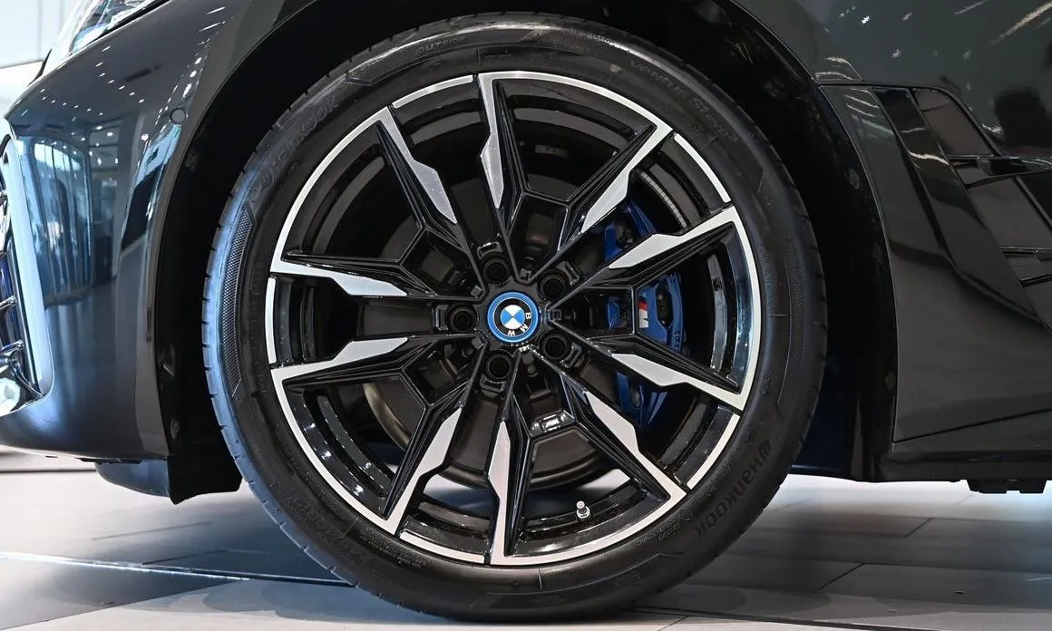 BMW i4 — фото 8