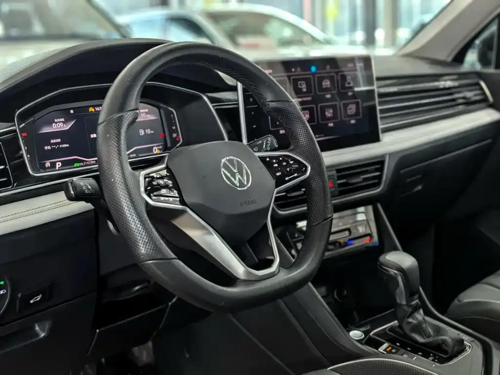 Volkswagen Tiguan L — фото 9