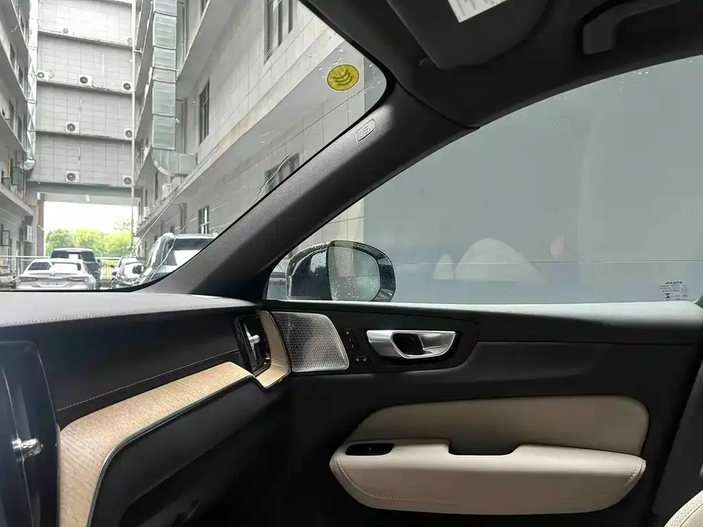 Volvo XC60 — фото 10