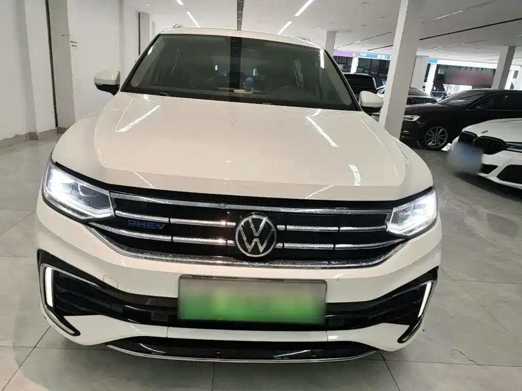 Volkswagen Tiguan L PHEV — фото 3