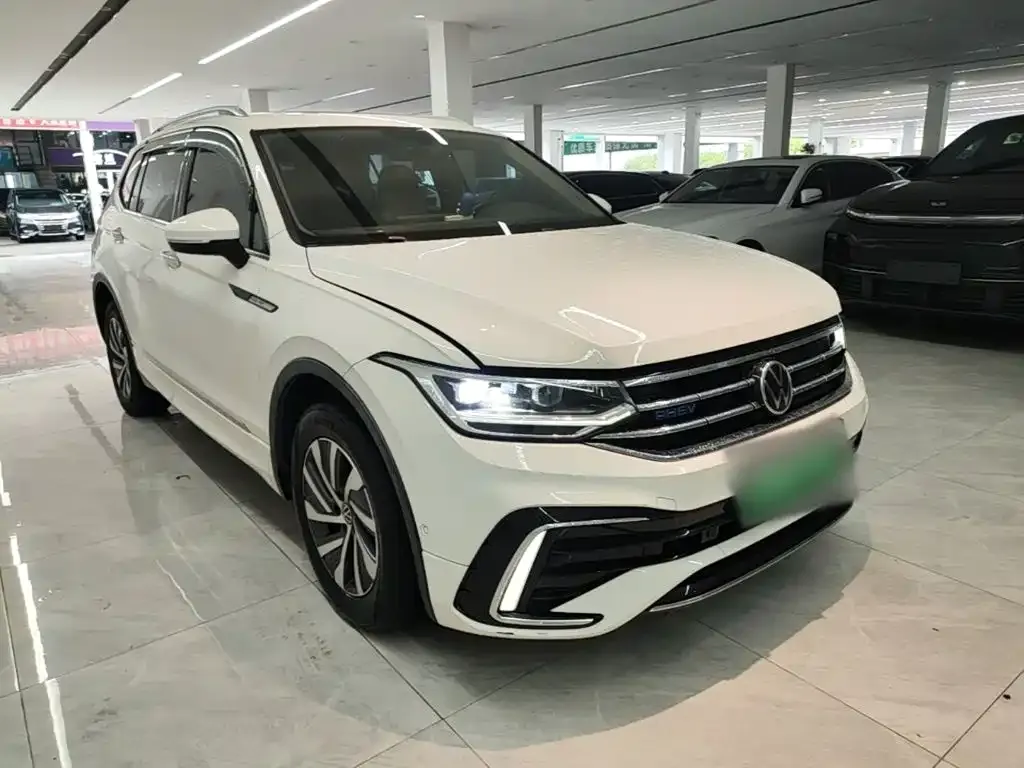 Volkswagen Tiguan L PHEV — фото 4