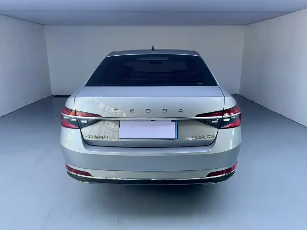 Skoda Superb — фото 10