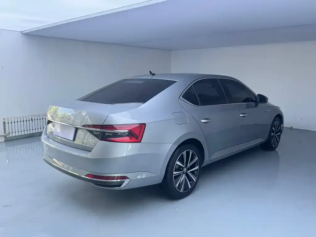Skoda Superb — фото 9
