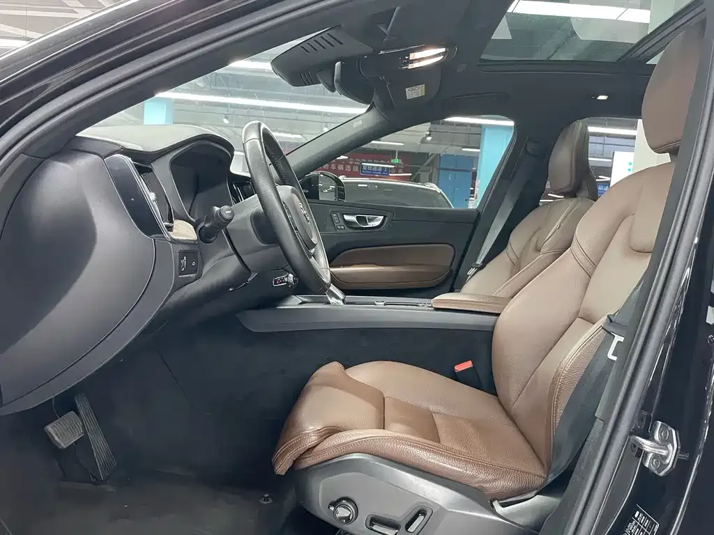 Volvo XC60 — фото 2