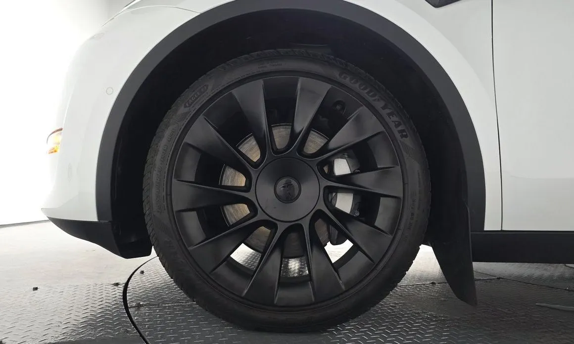 Tesla Model Y — фото 9
