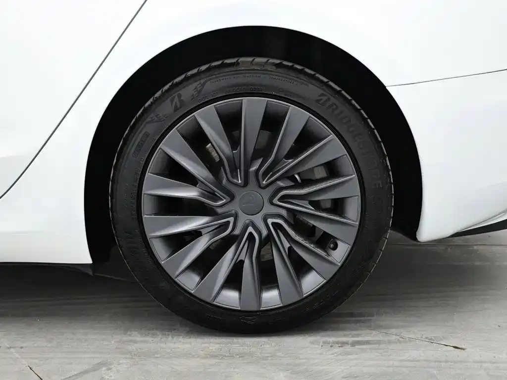Tesla Model 3 — фото 4