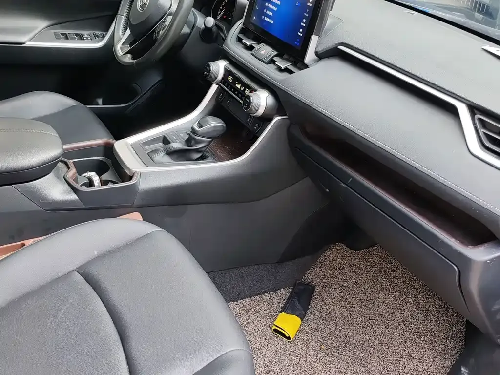 Toyota RAV4 — фото 6
