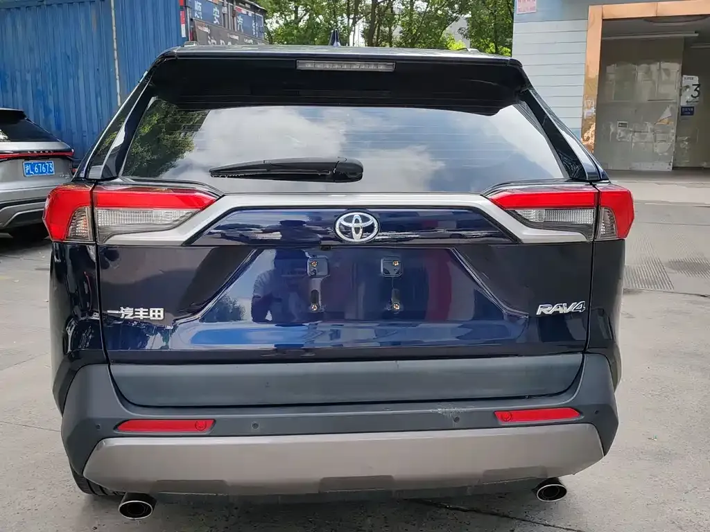 Toyota RAV4 — фото 2