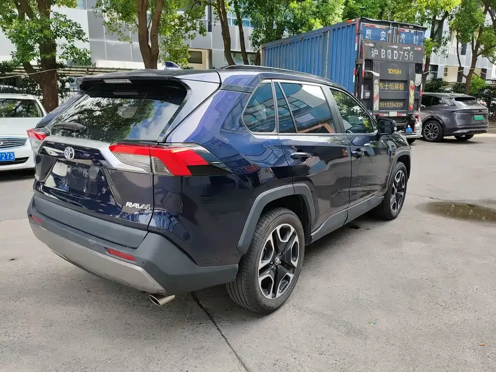 Toyota RAV4 — фото 7
