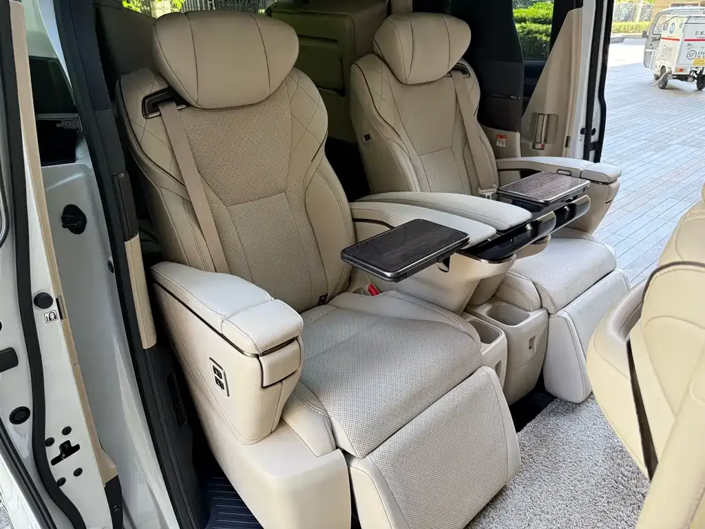 Toyota Alphard — фото 2