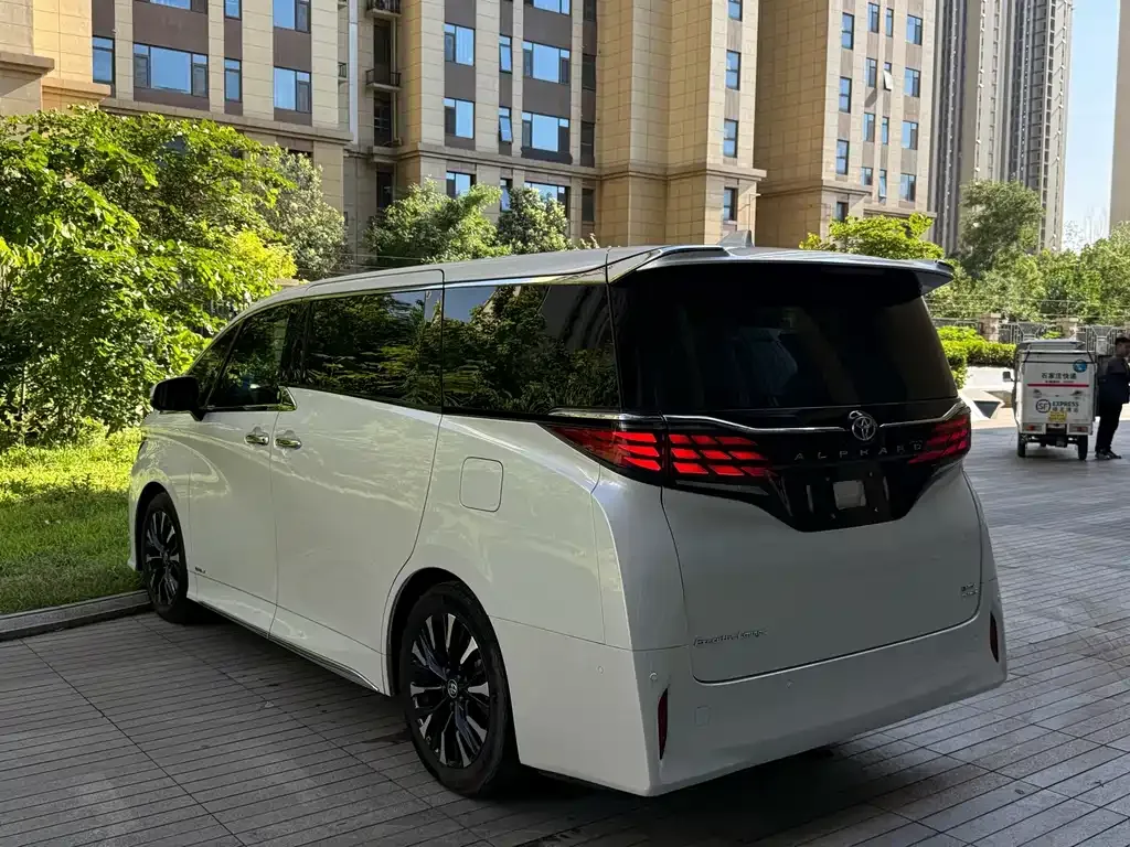 Toyota Alphard — фото 6