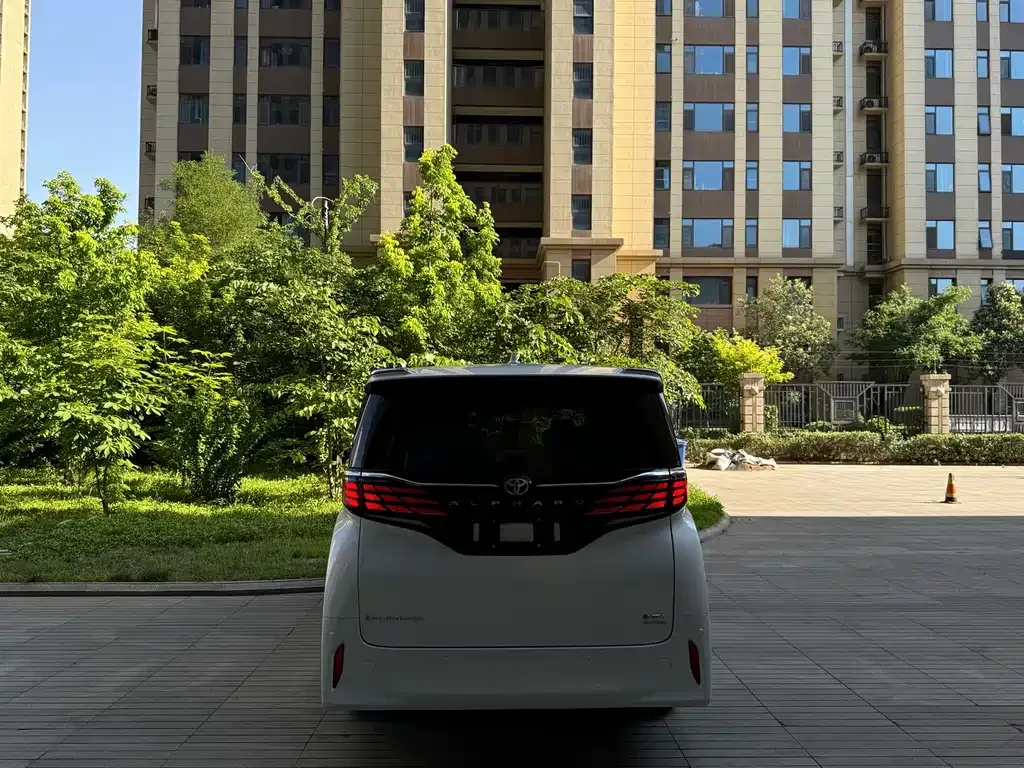 Toyota Alphard — фото 5