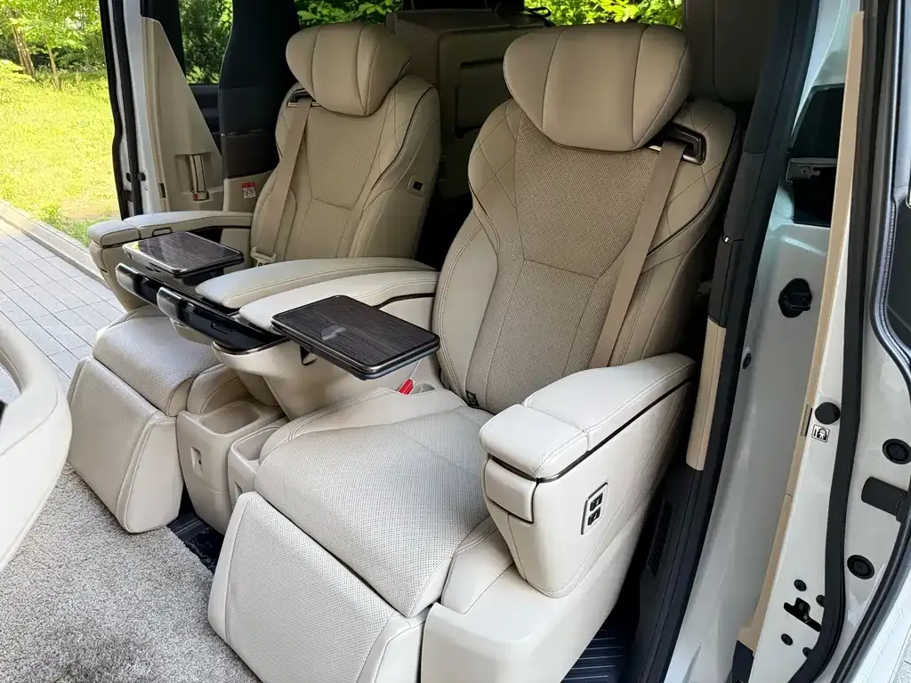Toyota Alphard — фото 7