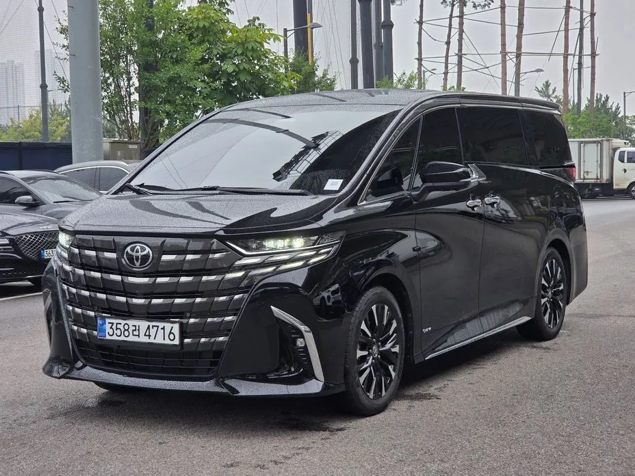 Toyota Alphard — фото 1