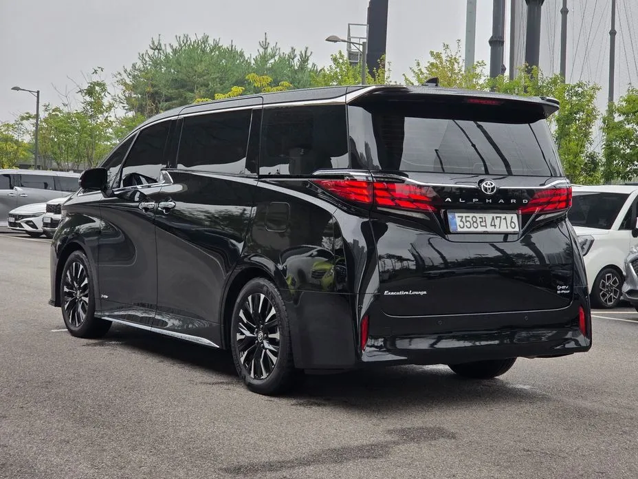Toyota Alphard — фото 9