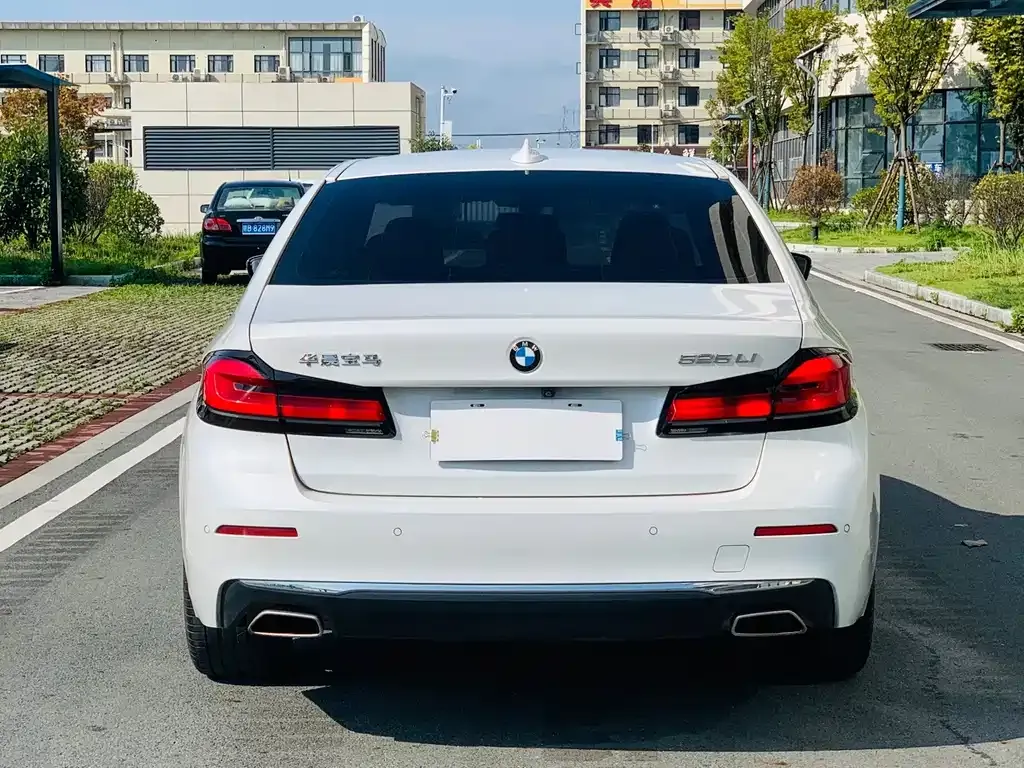 BMW 5 Series — фото 6