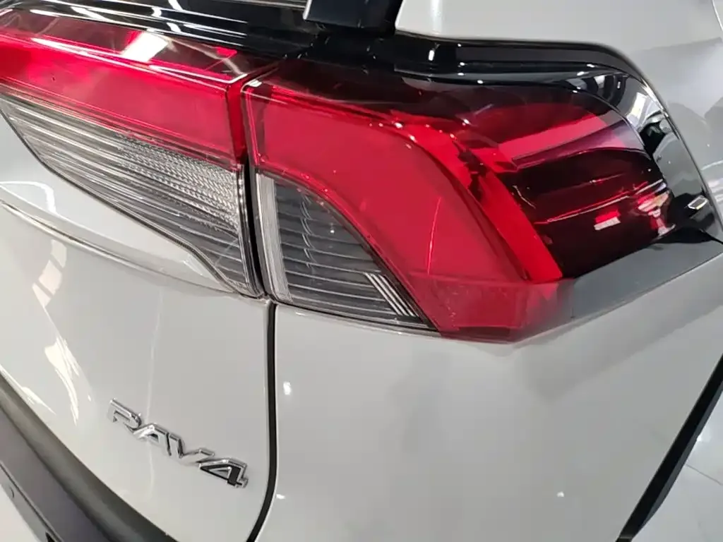 Toyota RAV4 — фото 6