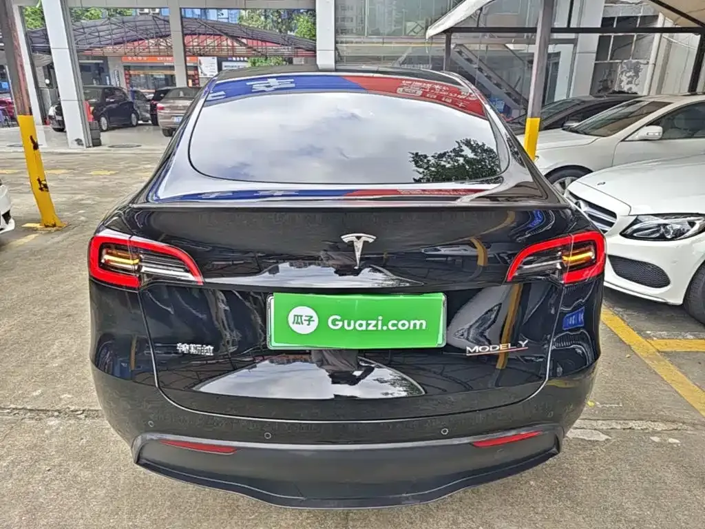 Tesla Model Y — фото 10