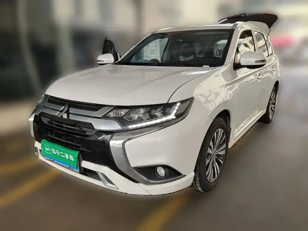 Mitsubishi Outlander — фото 1
