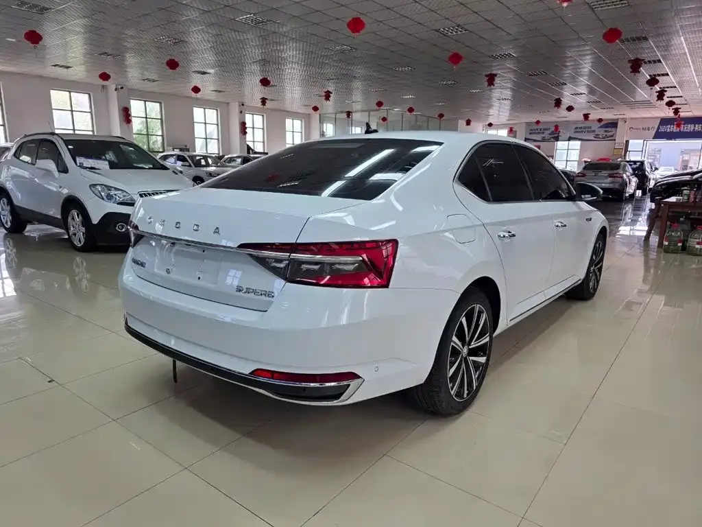 Skoda Superb — фото 10