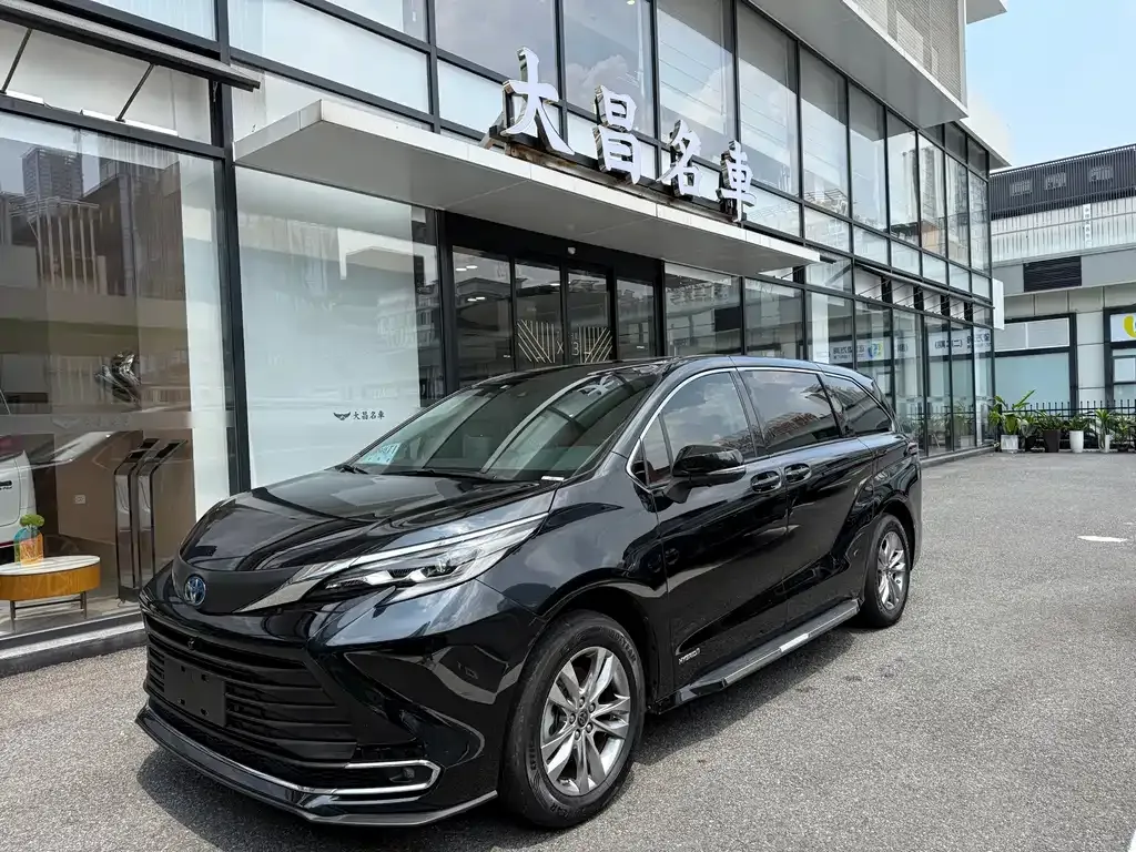 Toyota Sienna — фото 1