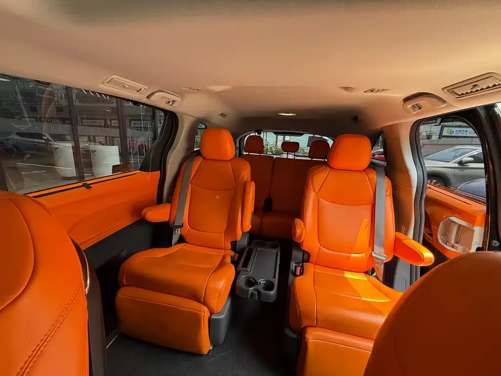 Toyota Sienna — фото 9