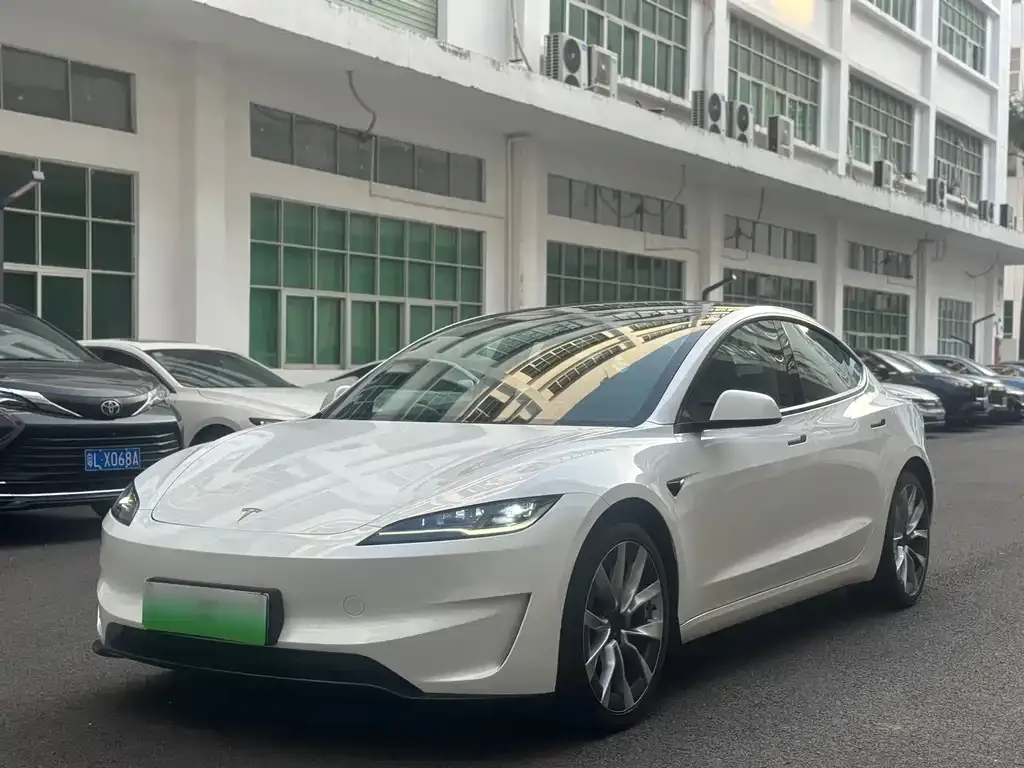 Tesla Model 3 — фото 1