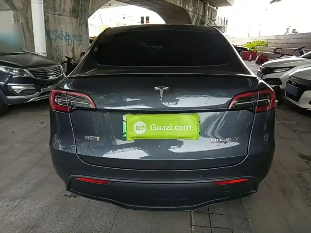 Tesla Model Y — фото 10