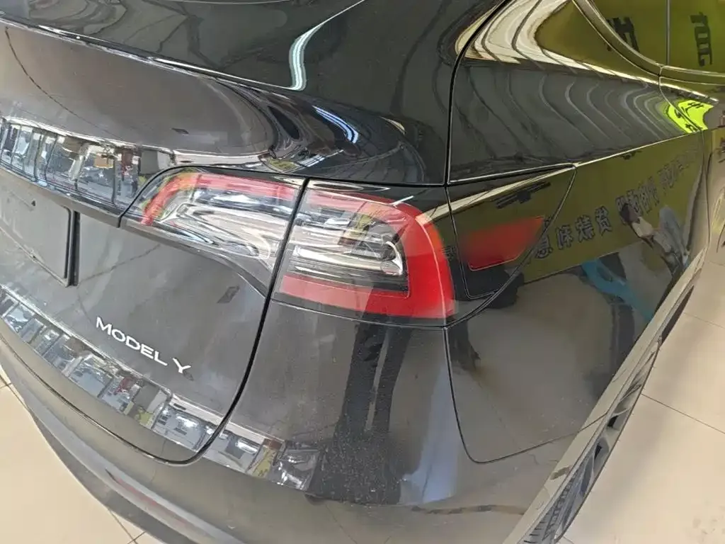 Tesla Model Y — фото 10