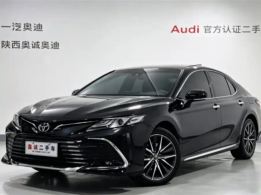 Toyota Camry — фото 1