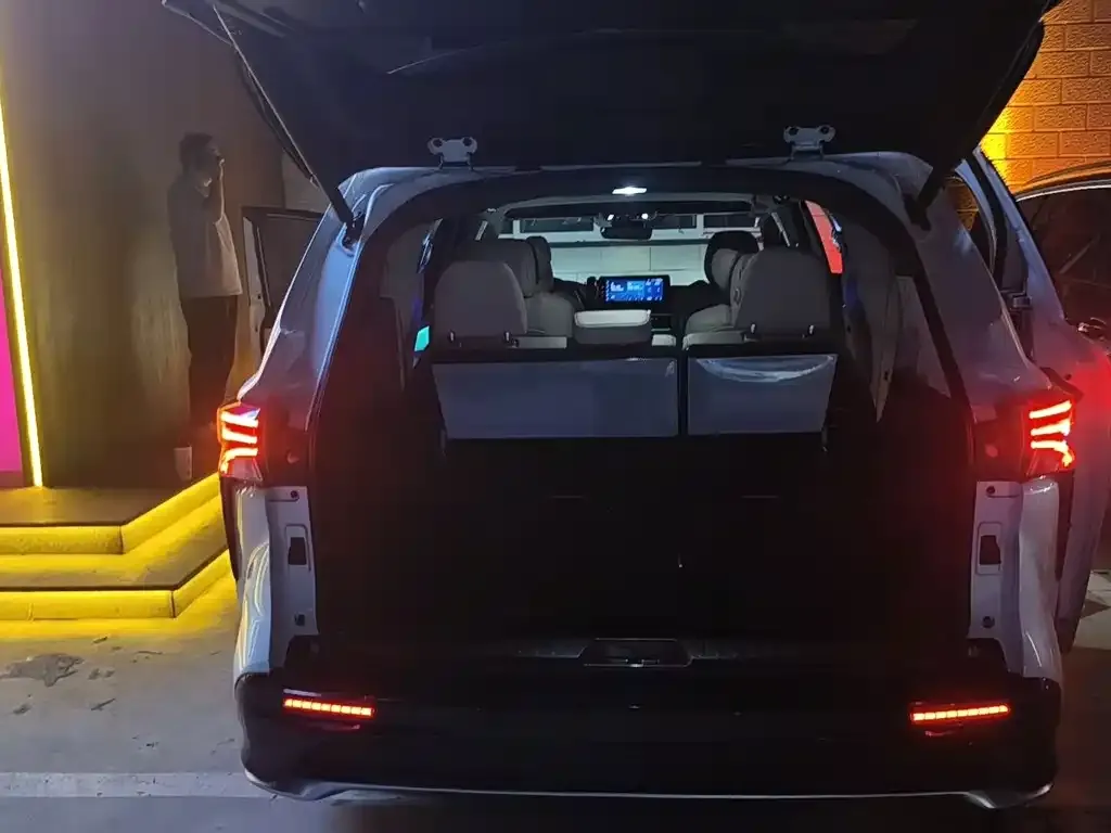Toyota Granvia — фото 6