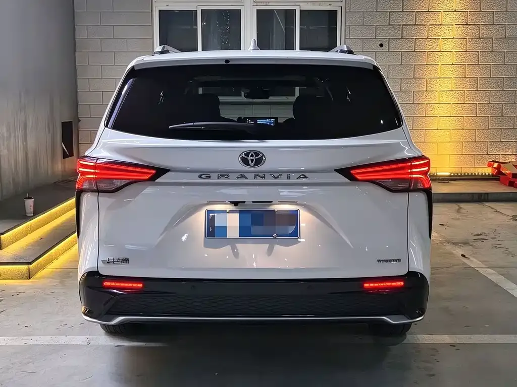 Toyota Granvia — фото 4