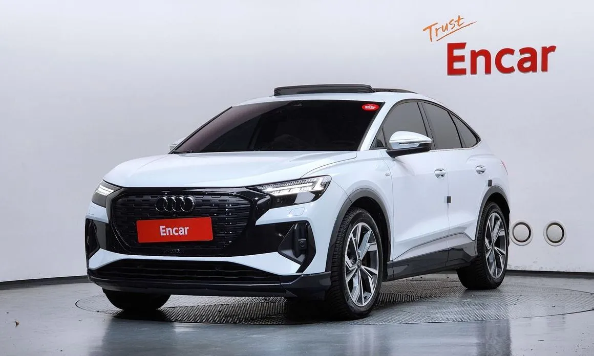 Audi Q4 e-tron — фото 1