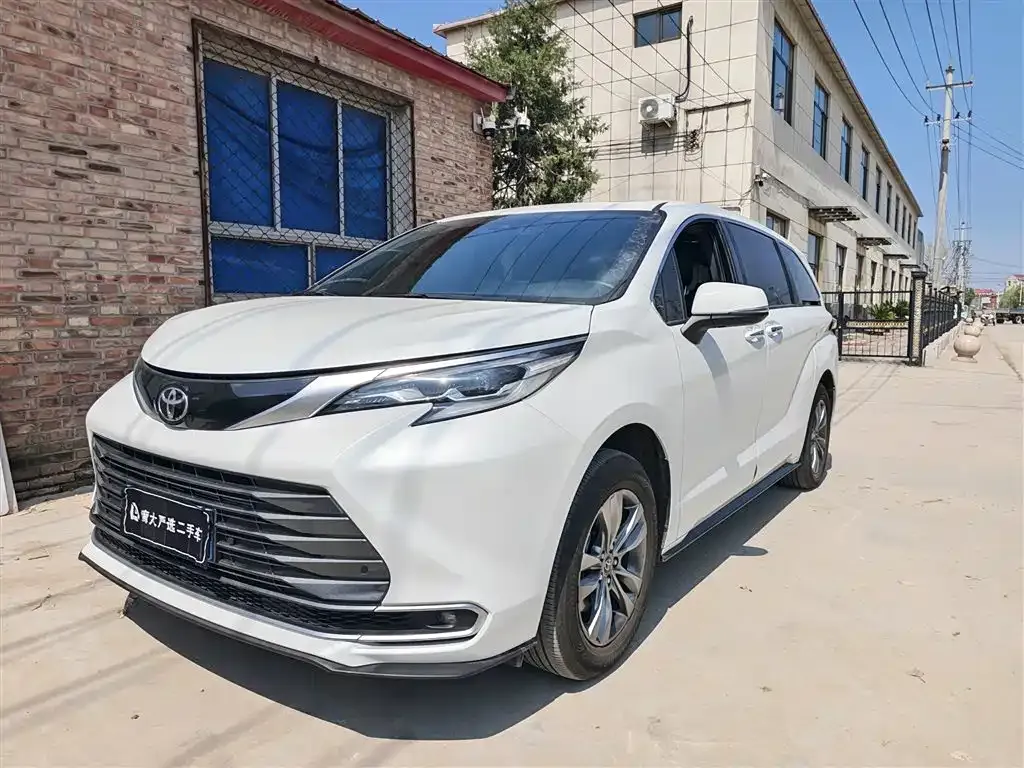 Toyota Sienna — фото 1