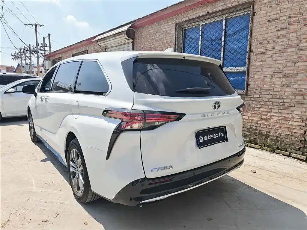 Toyota Sienna — фото 4