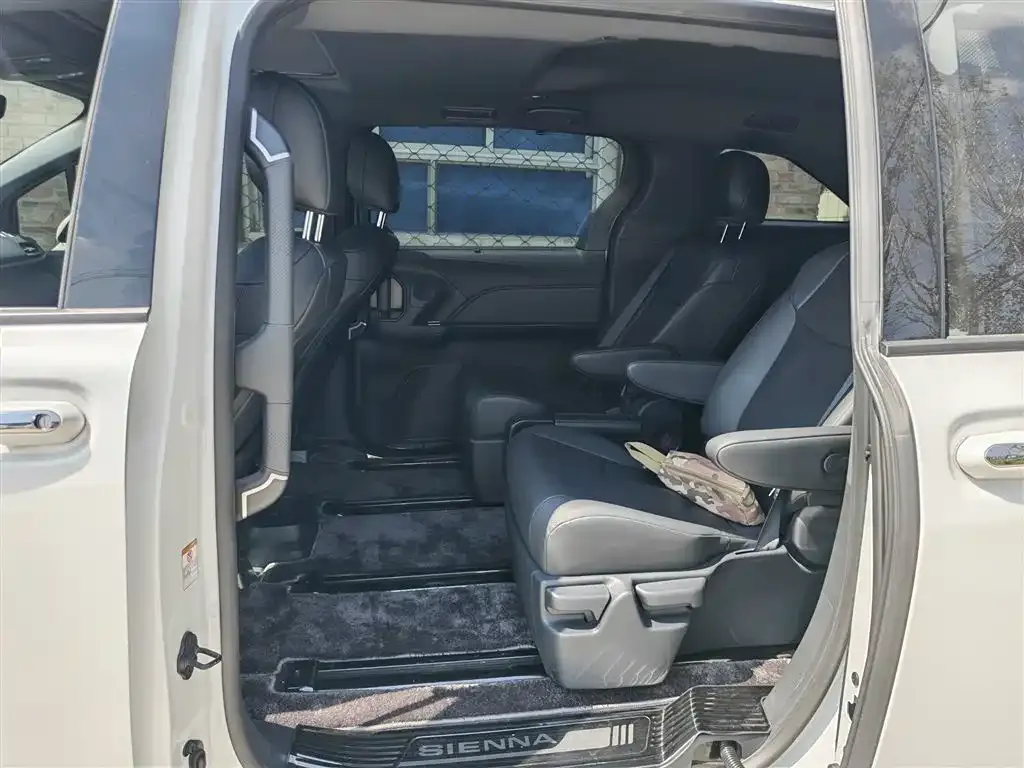 Toyota Sienna — фото 9