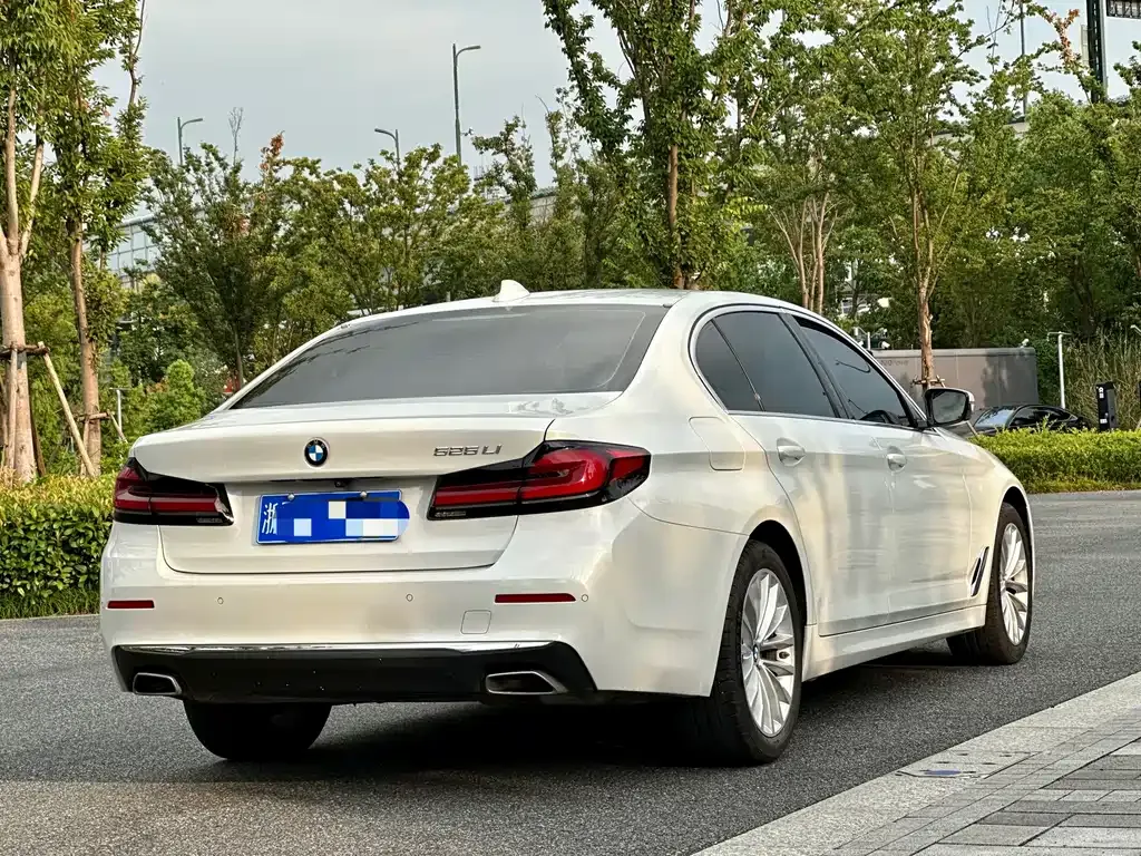 BMW 5 Series — фото 5