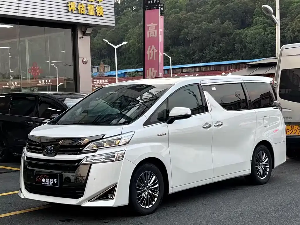 Toyota Vellfire — фото 1