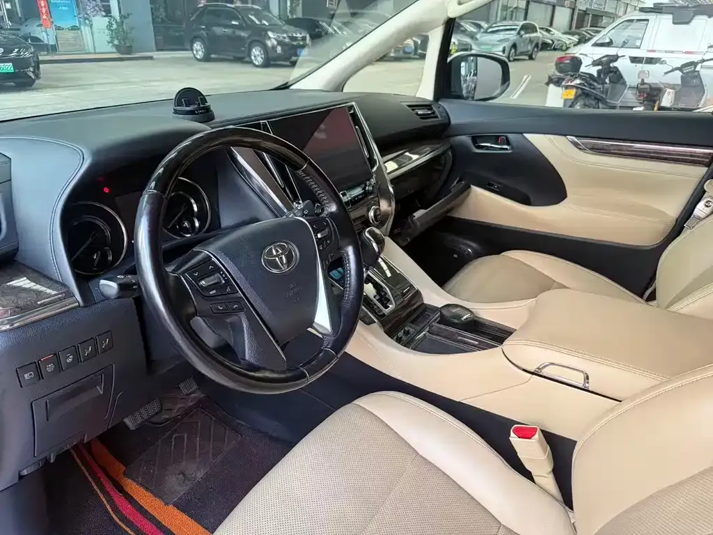 Toyota Vellfire — фото 2