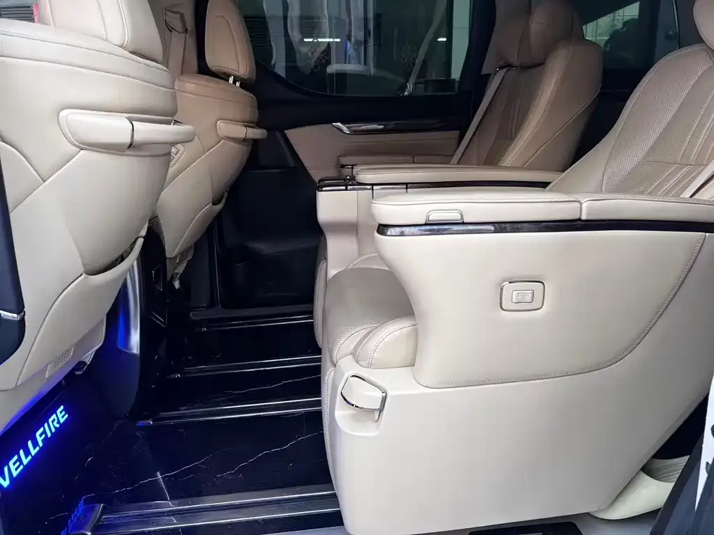 Toyota Vellfire — фото 4