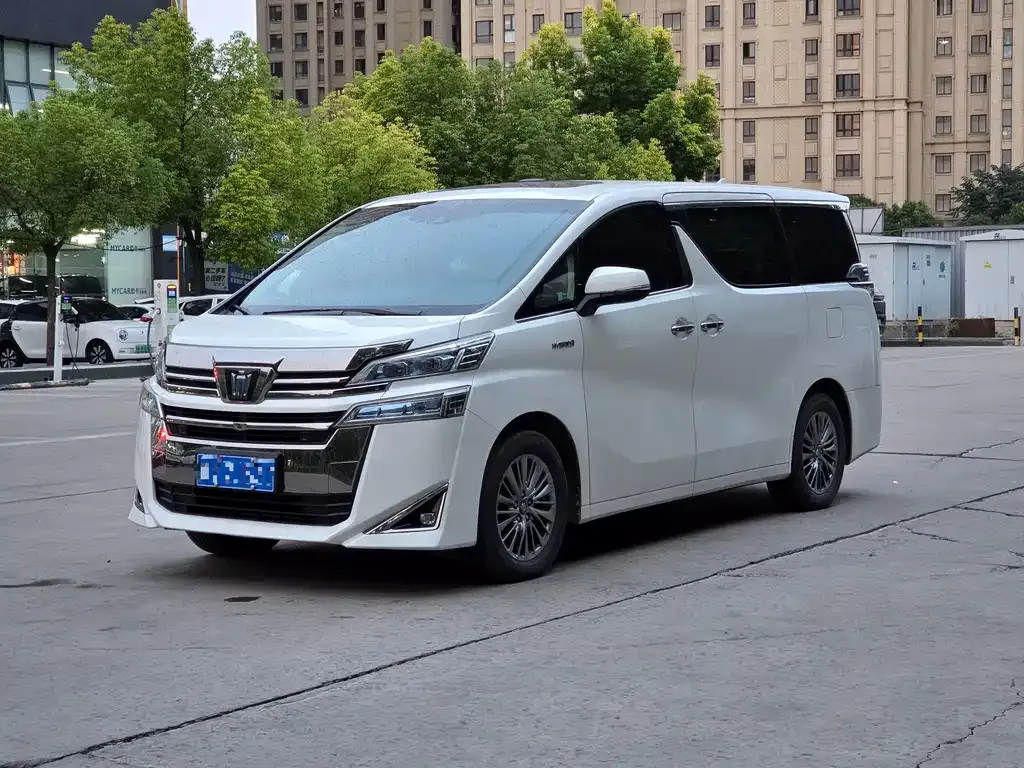 Toyota Vellfire — фото 1