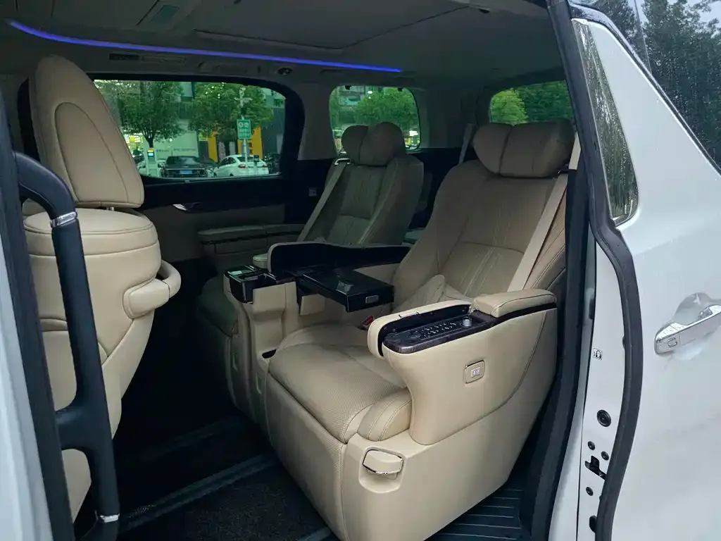 Toyota Vellfire — фото 2