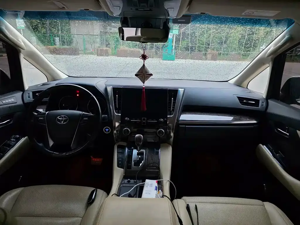 Toyota Vellfire — фото 3