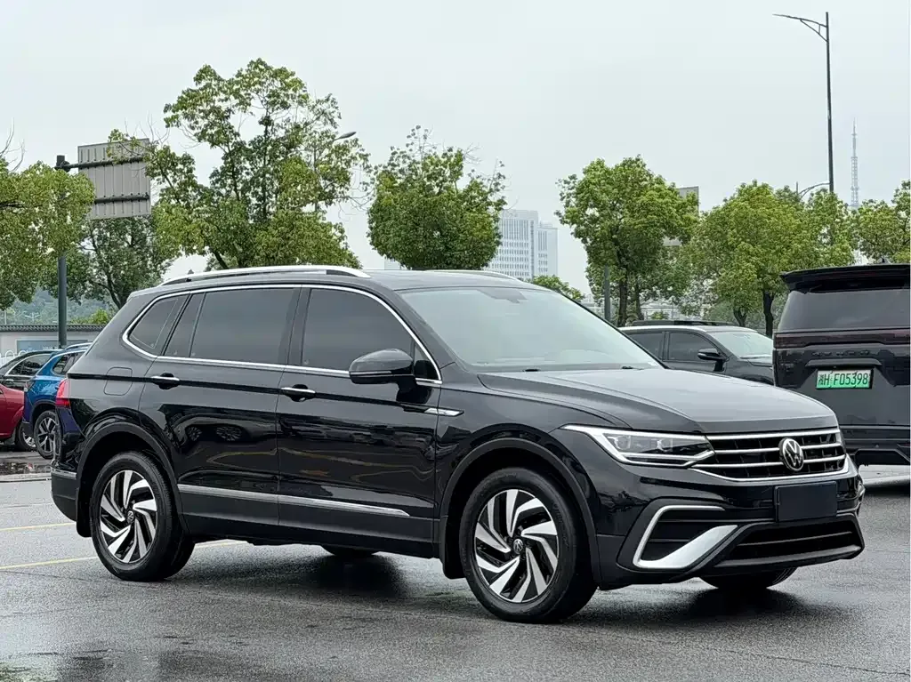 Volkswagen Tiguan L — фото 10