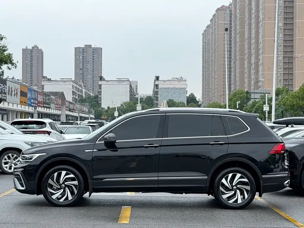 Volkswagen Tiguan L — фото 5